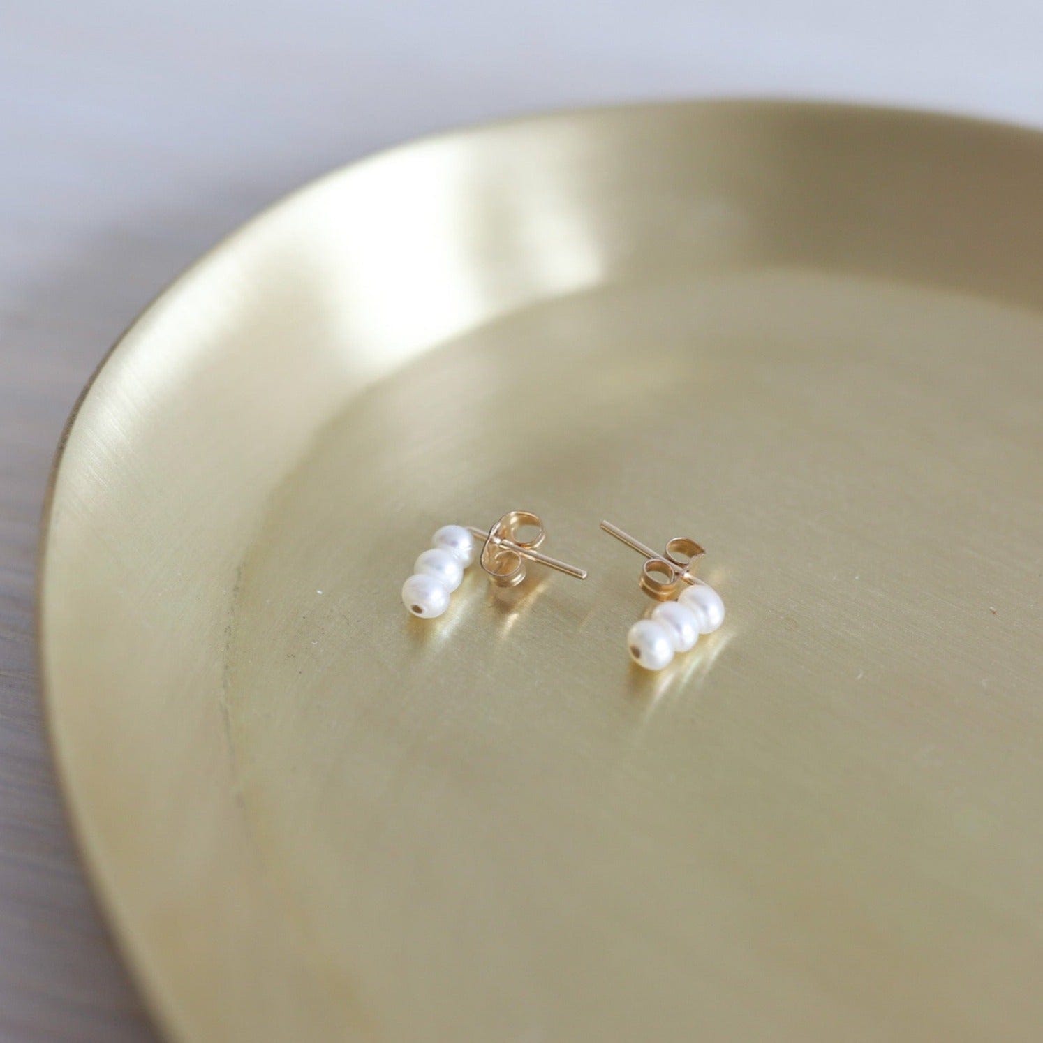 8.6.4 Earrings Triple Dot Studs in Pearl