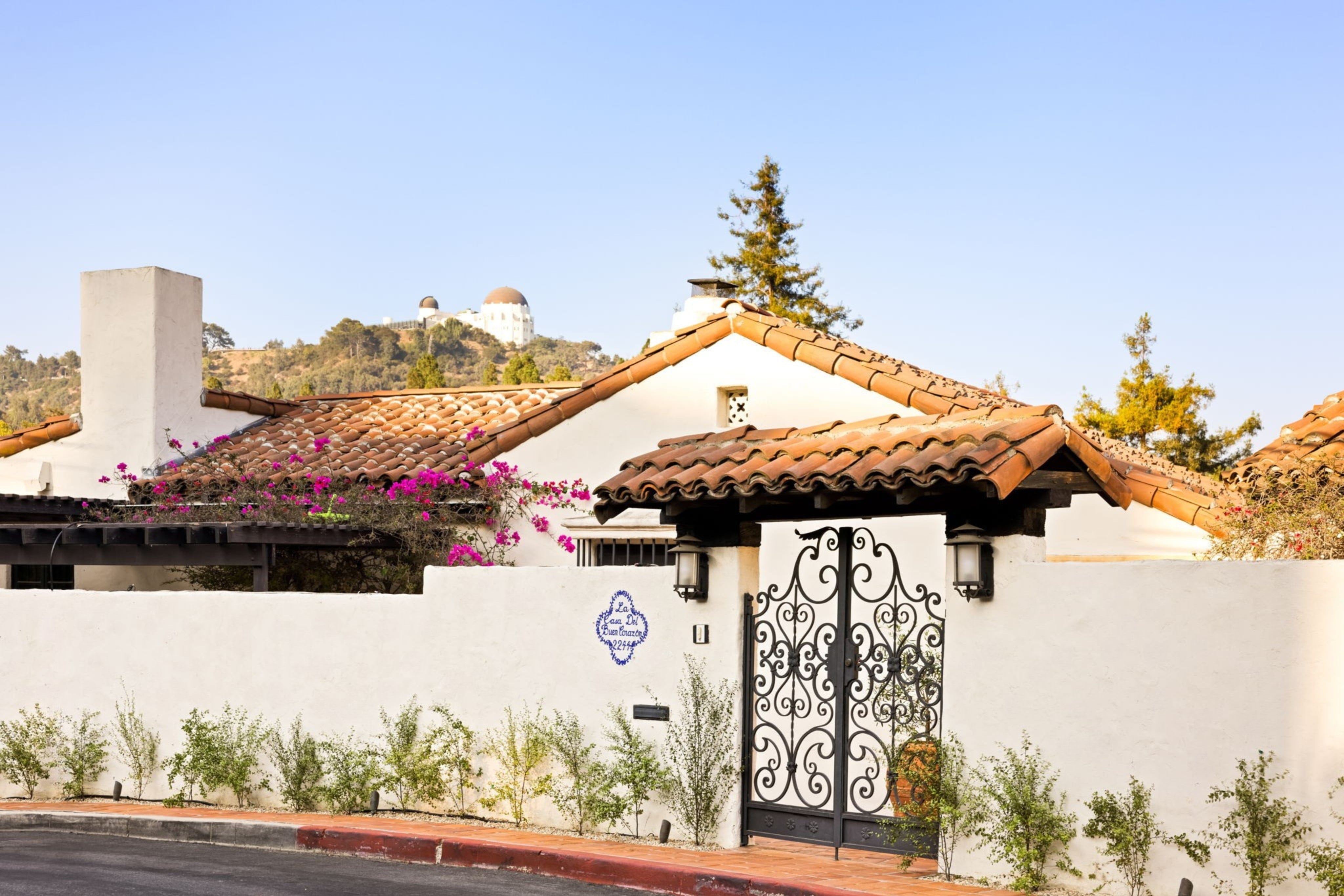 SB-2244-e-live-oak-dr-engel studios-low res-3.jpg