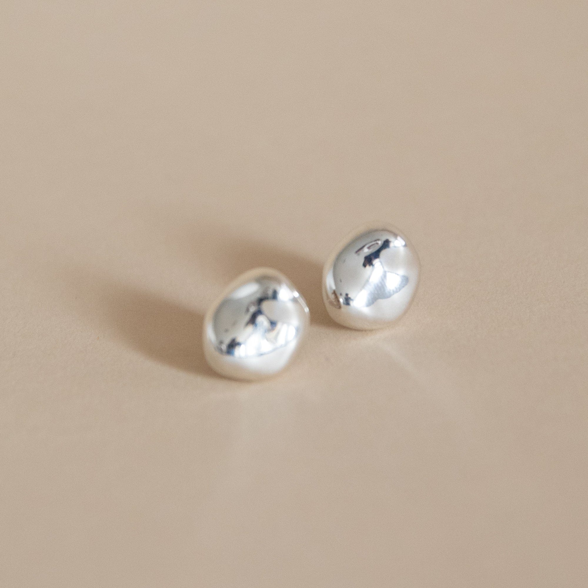 Agmes Earrings Small Gia Studs