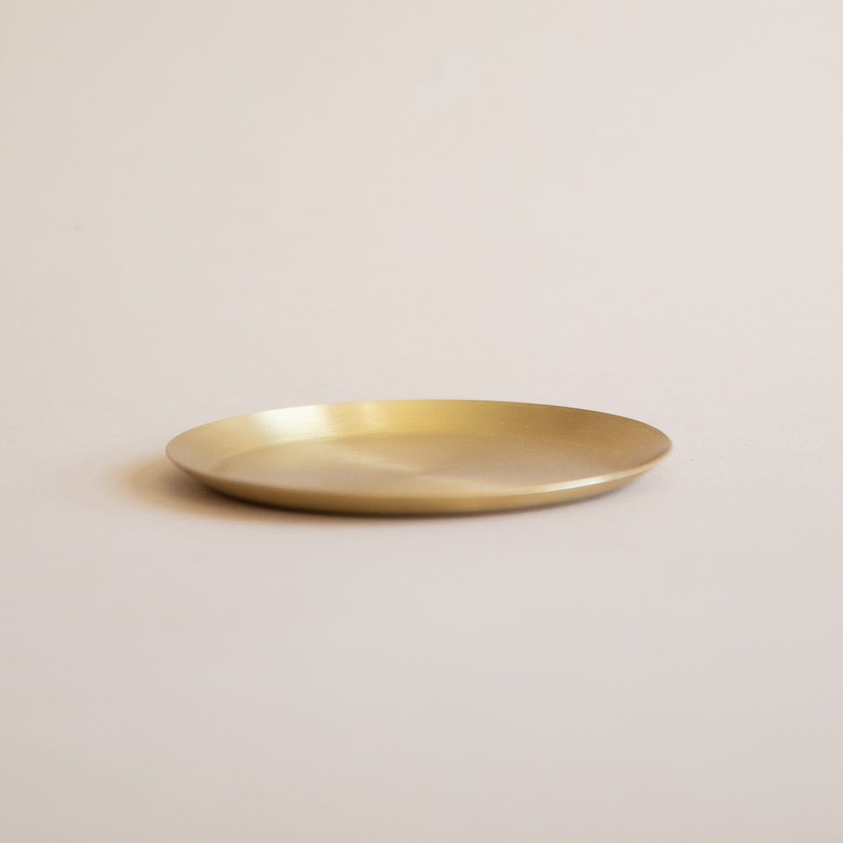 FOG LINEN Trays + Catchalls Round Plates in Brass