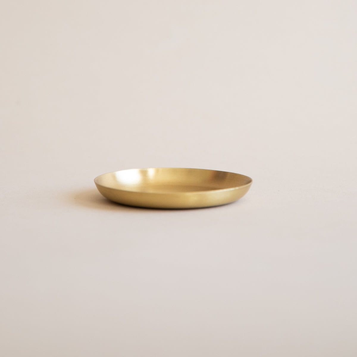 FOG LINEN Trays + Catchalls Round Plates in Brass