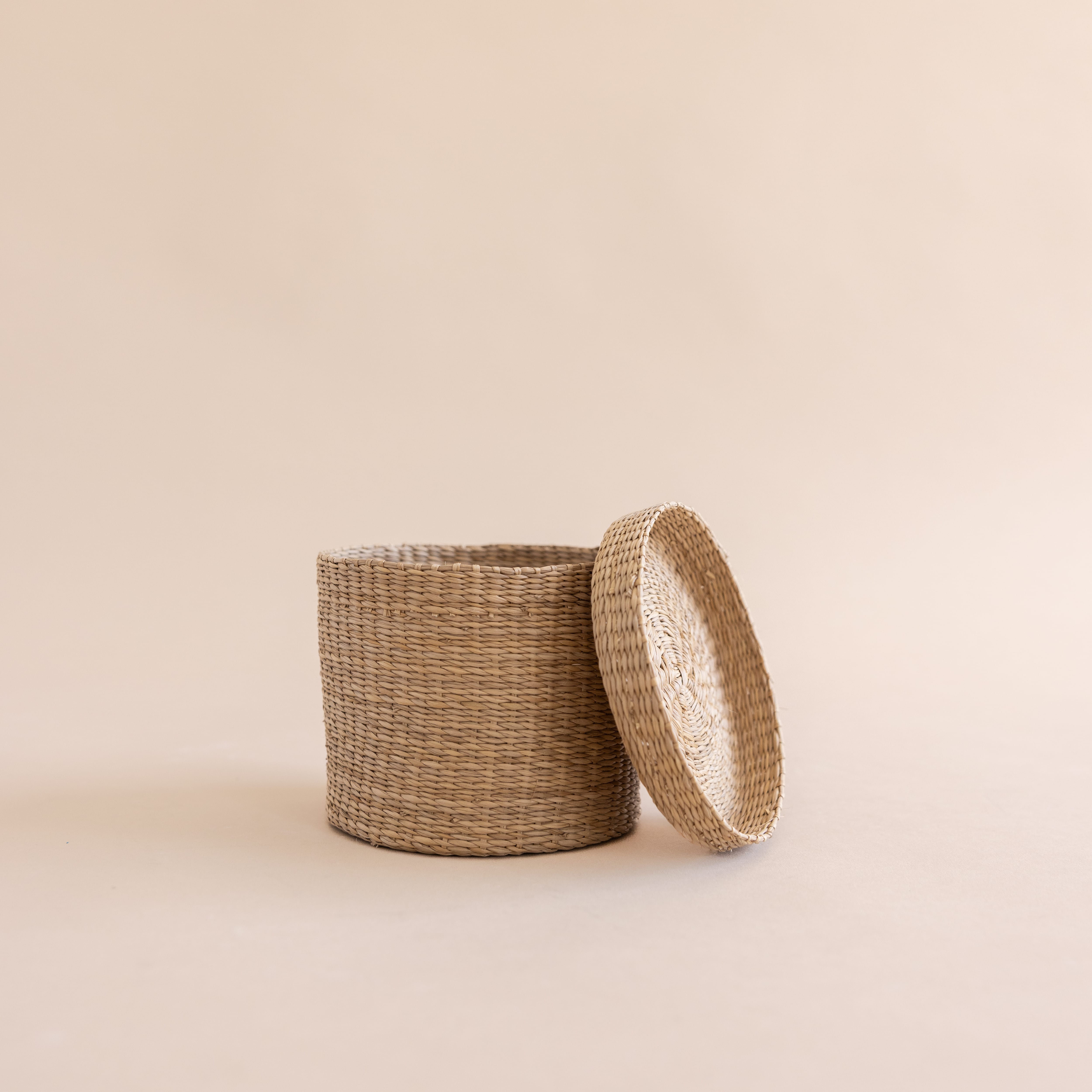 Guanabana Baskets Round Lidded Iraca Basket