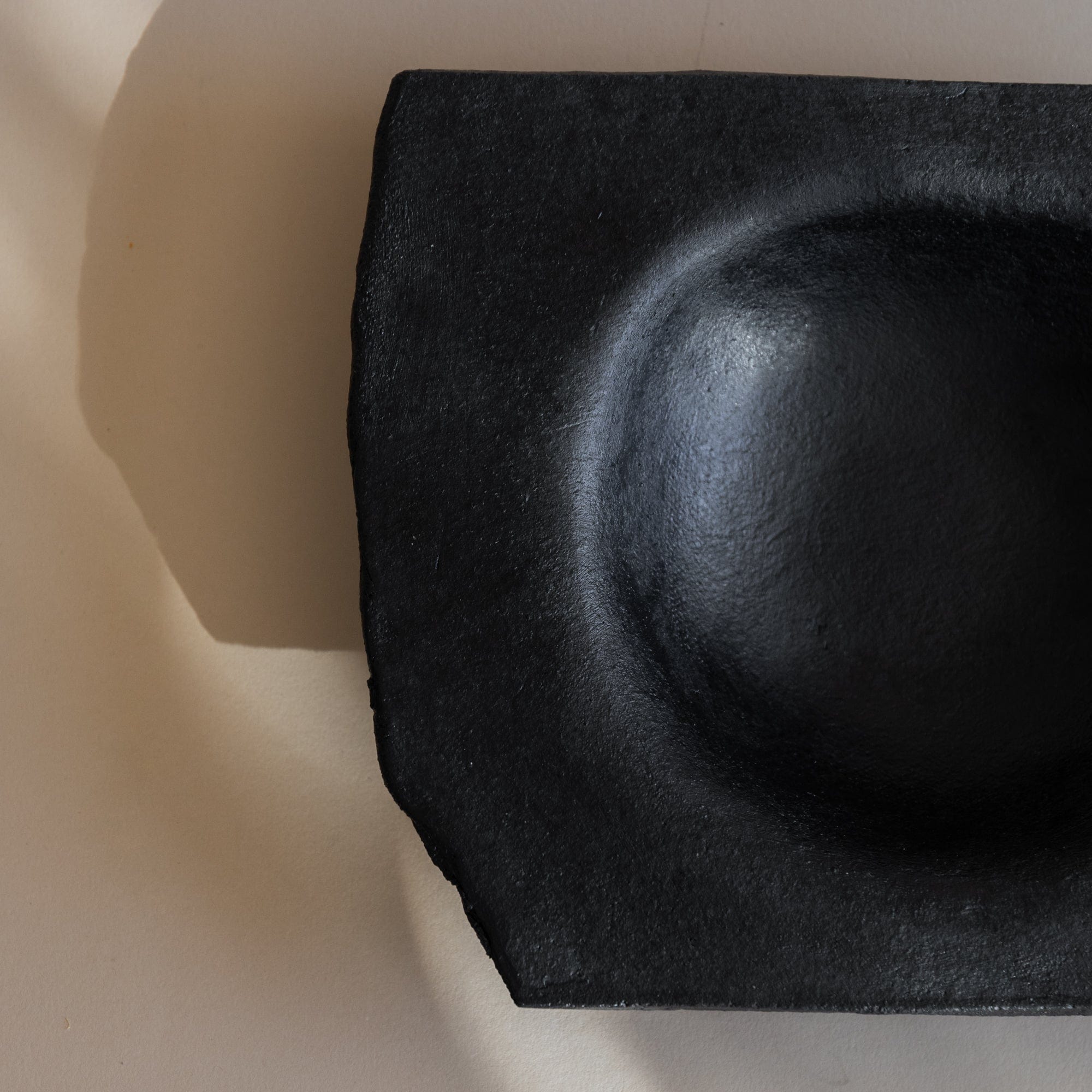 Heyja Do Serveware Crack Bowl in Noir by Heyja Do