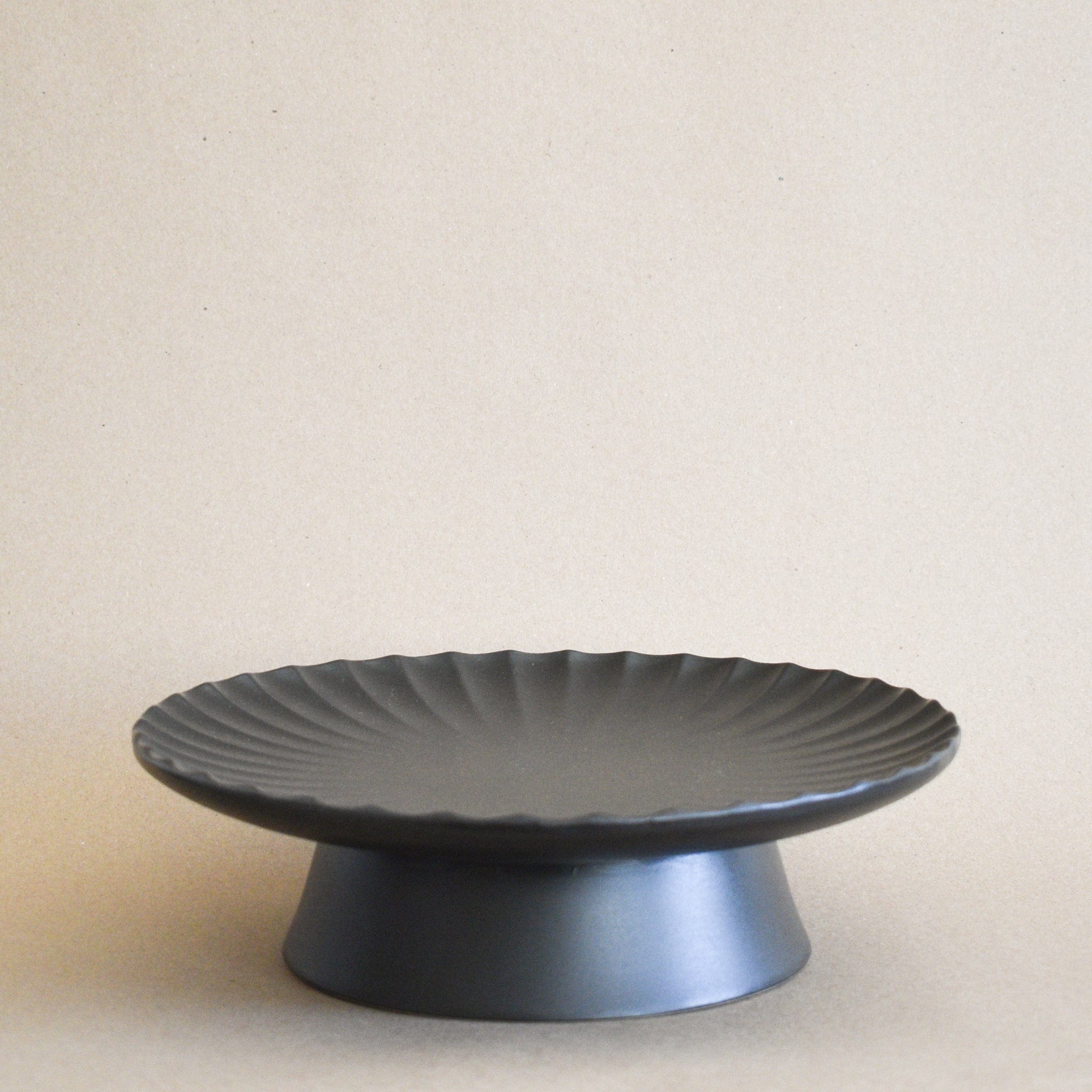 Inku Scalloped Edge Ceramic Cake Stand in Black - +COOP