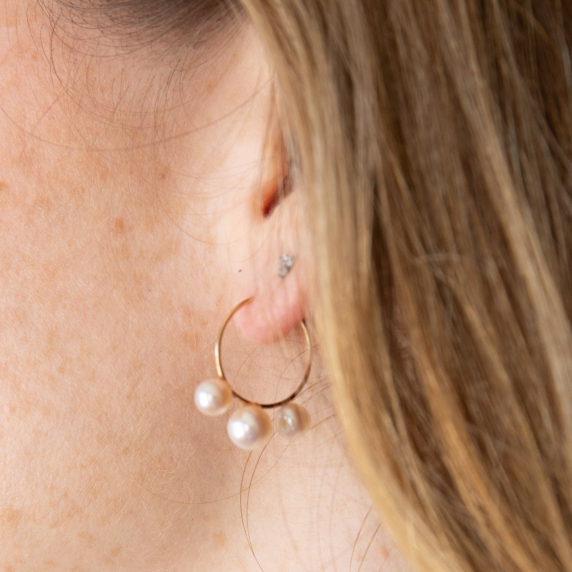 Saskia Diez Earrings Individual Pearl Hoops with Rose Pearls